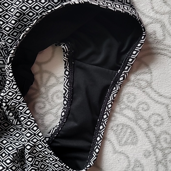 New DKNY One Piece Black and White Geometric Swim Suit Small - Picture 11 of 12